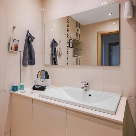 Spacious 2bd Flat With Secure Free Parking דירה