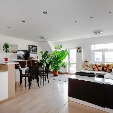 Spacious 2bd Flat With Secure Free Parking דירה